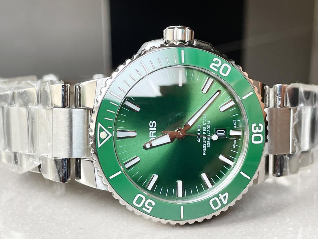 Oris aquis hotsell green ceramic