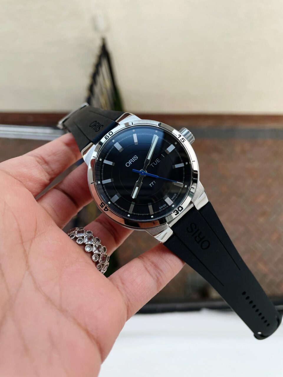 TT1 DAY DATE 42.00 MM 1:1 SS Black dial Rubber strap OG factory oris