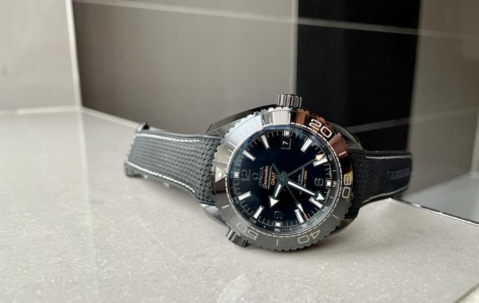 Omega Seamaster Planet Ocean 600M Deep Black In Red GMT 215.92.46.22.01.001 VSF PVD Black Dial Swiss 8906 - Image 4