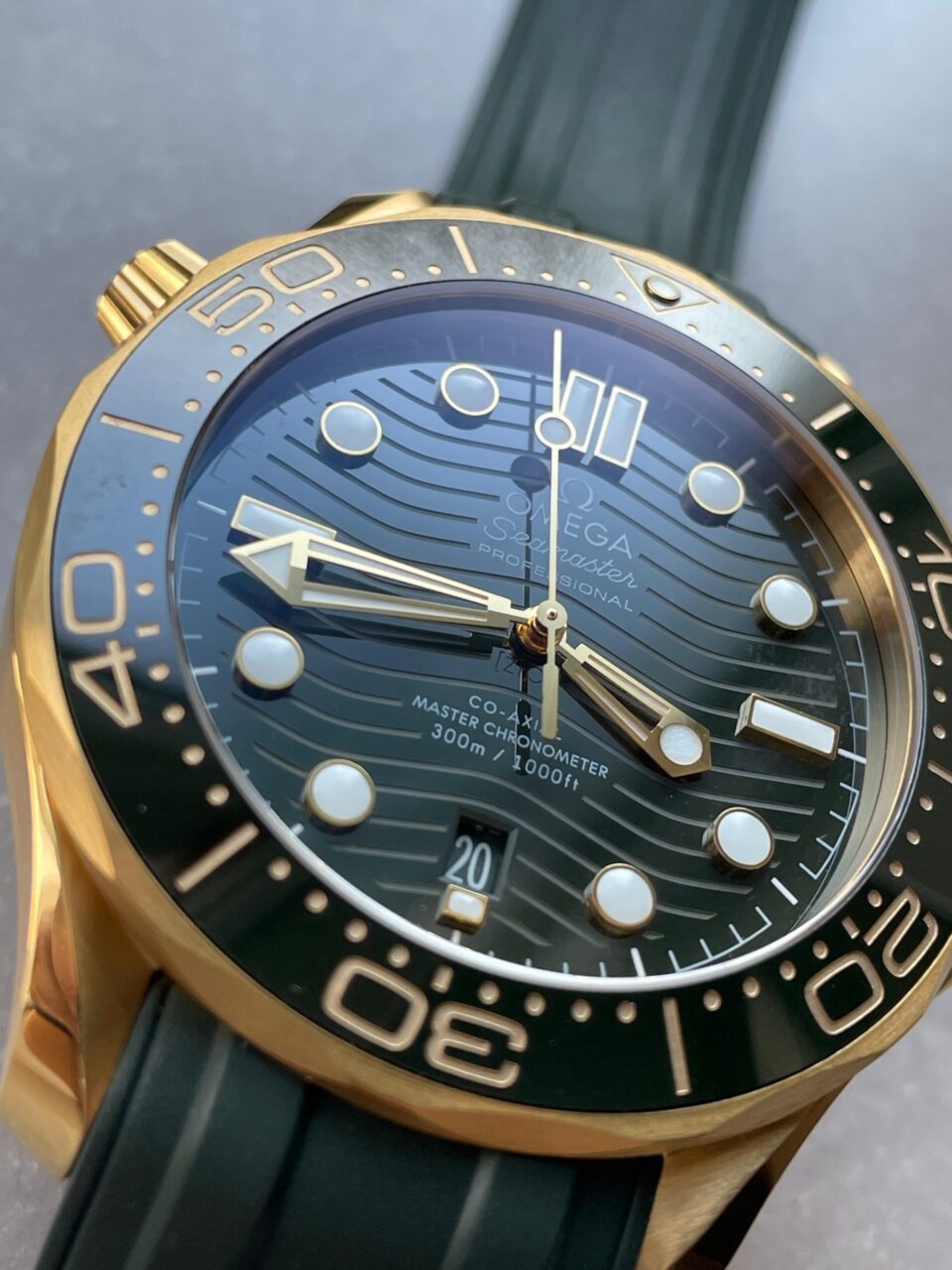 Seamaster Diver 300M VSF 1:1 Best Edition Yellow Gold  YG Green Ceramic Green Dial on Green Rubber Strap A8800 V2 - Image 4