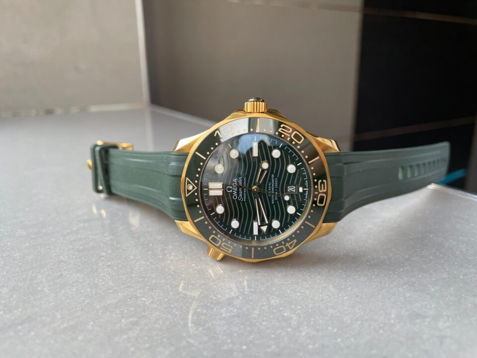 Seamaster Diver 300M VSF 1:1 Best Edition Yellow Gold  YG Green Ceramic Green Dial on Green Rubber Strap A8800 V2 - Image 6