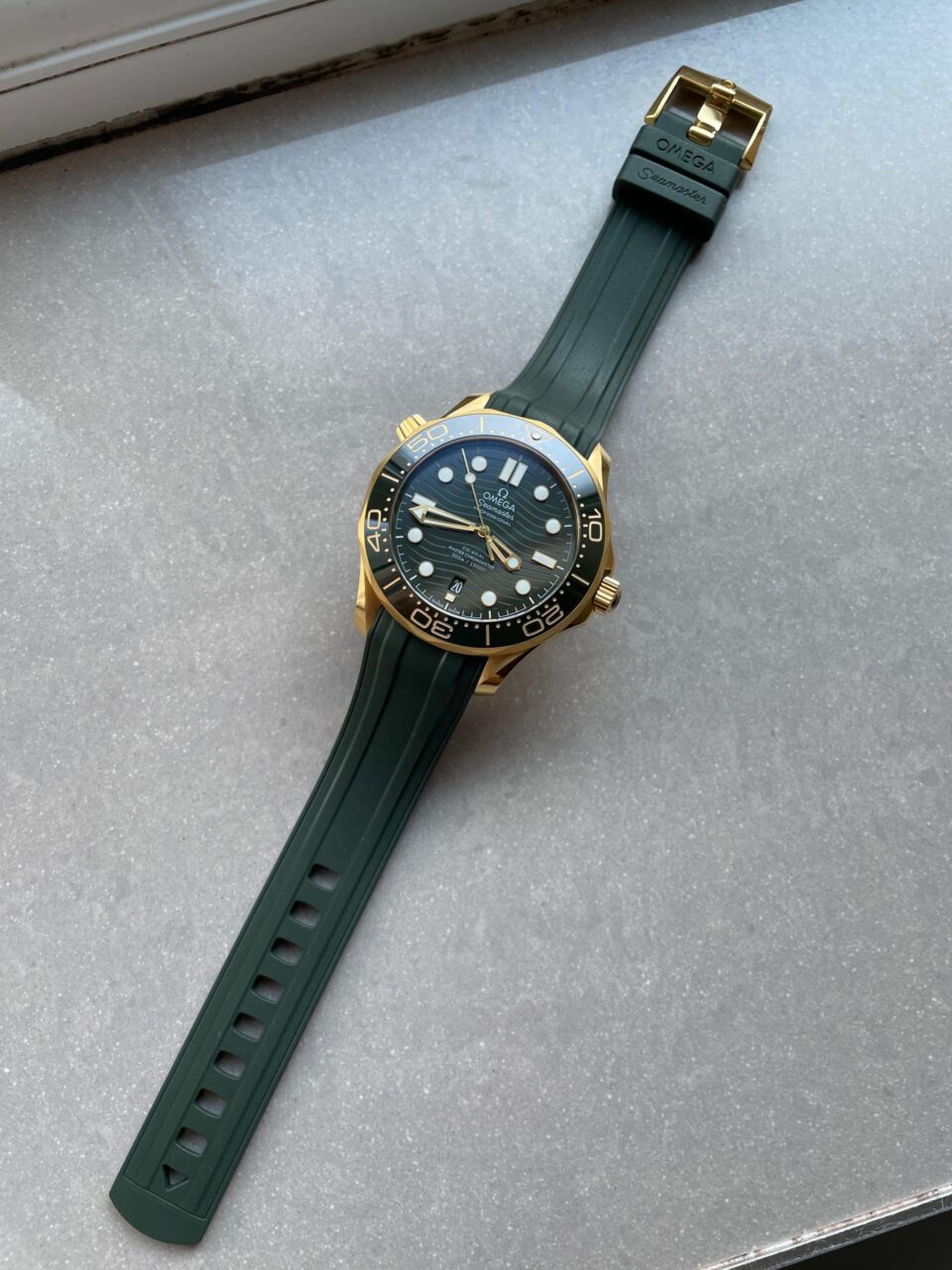 Seamaster Diver 300M VSF 1:1 Best Edition Yellow Gold  YG Green Ceramic Green Dial on Green Rubber Strap A8800 V2 - Image 7