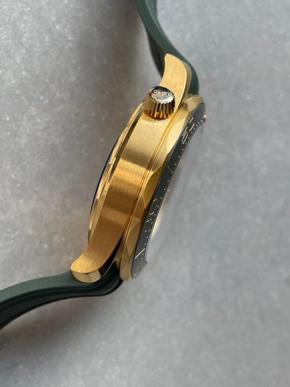Seamaster Diver 300M VSF 1:1 Best Edition Yellow Gold  YG Green Ceramic Green Dial on Green Rubber Strap A8800 V2 - Image 8