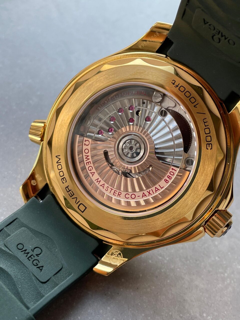 Seamaster Diver 300M VSF 1:1 Best Edition Yellow Gold  YG Green Ceramic Green Dial on Green Rubber Strap A8800 V2 - Image 11